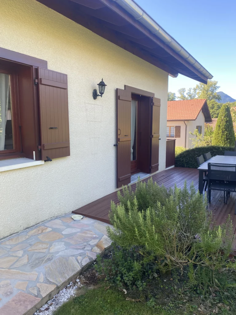 Terrasse bois et dallage pierre avant rénovation d'une terrasse en carrelage à Bons-en-Chablais