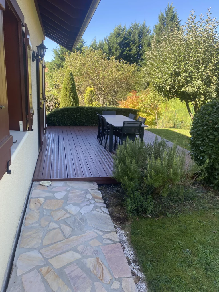 Terrasse en bois avec salon de jardin avant rénovation en carrelage à Bons-en-Chablais