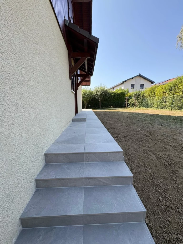 Escalier en carrelage gris clair après rénovation d'une terrasse en carrelage à Bons-en-Chablais