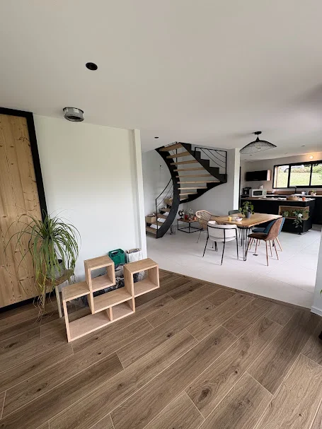 Entrée avec carrelage effet bois et escalier hélicoïdal à Ballaison