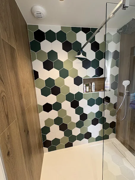 Carrelage hexagonal et niche bois dans douche à Ballaison