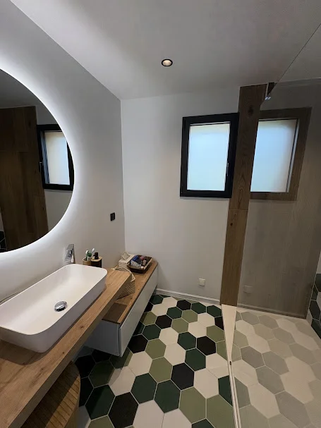 Carrelage hexagonal vert et vasque bois, maison à Ballaison