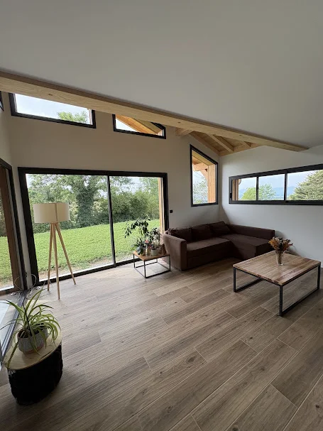 Salon avec carrelage effet bois et vue jardin à Ballaison