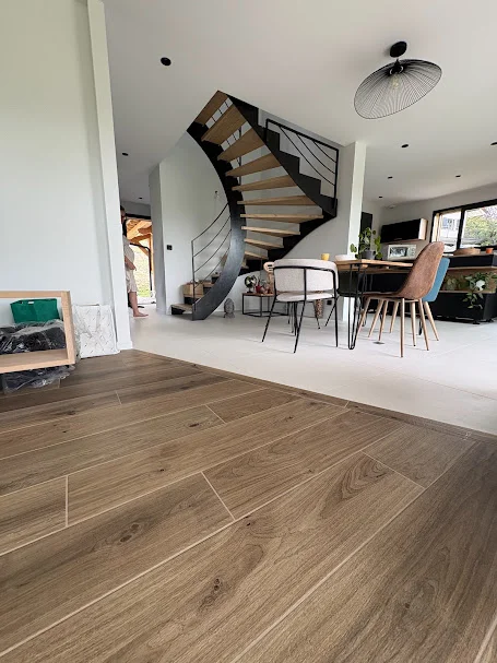 Carrelage effet bois et escalier hélicoïdal dans maison à Ballaison
