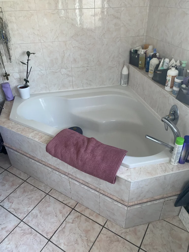 Baignoire d'angle ancienne avant rénovation placo et carrelage Gaillard
