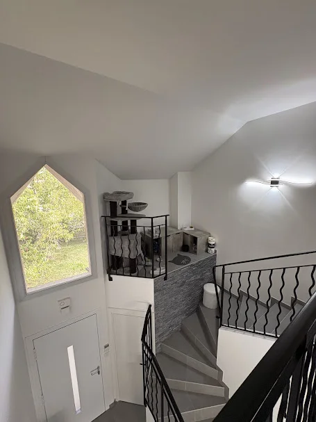 Cage d'escalier rénovée avec carrelage gris et placo blanc, Gaillard