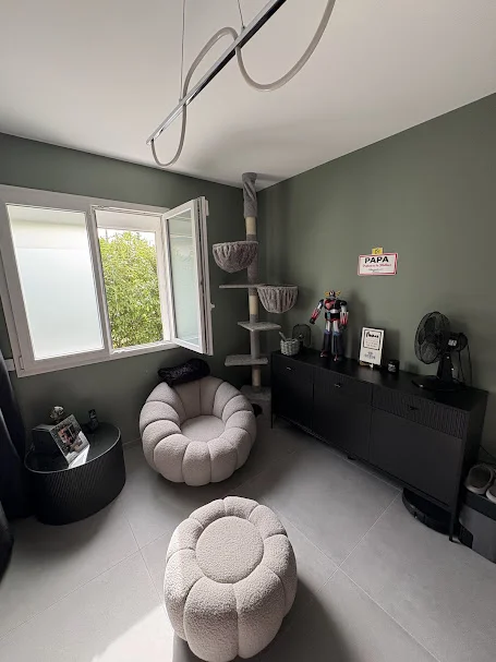 Chambre verte rénovée avec carrelage clair à Gaillard