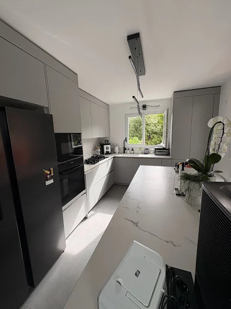 Cuisine grise moderne rénovée avec carrelage clair à Gaillard