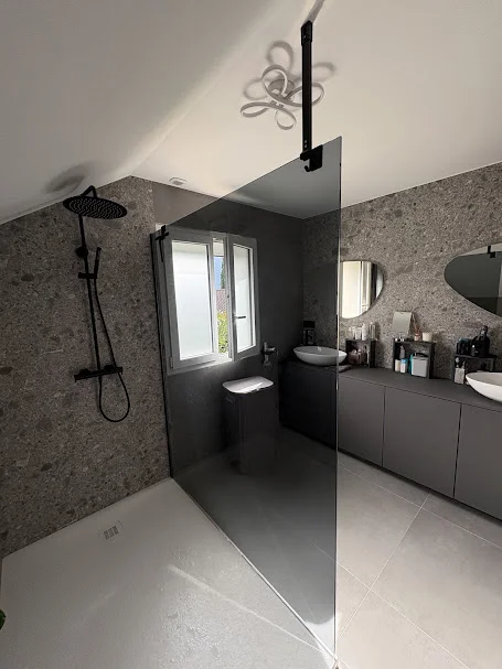Cuisine blanche rénovée avec carrelage sol, rénovation à Gaillard