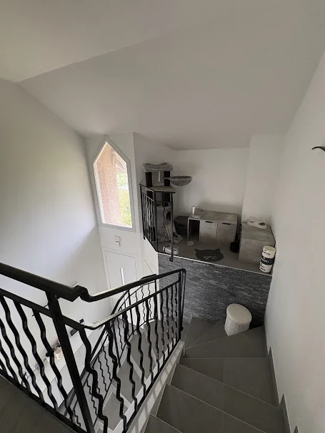 Escalier rénové vu depuis l'étage, carrelage gris à Gaillard