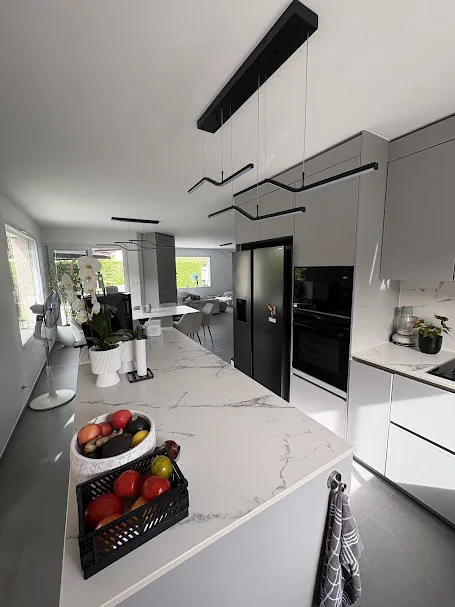 Îlot de cuisine avec carrelage marbré après rénovation à Gaillard