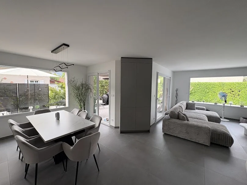 Salle à manger rénovée, carrelage gris et baies vitrées à Gaillard