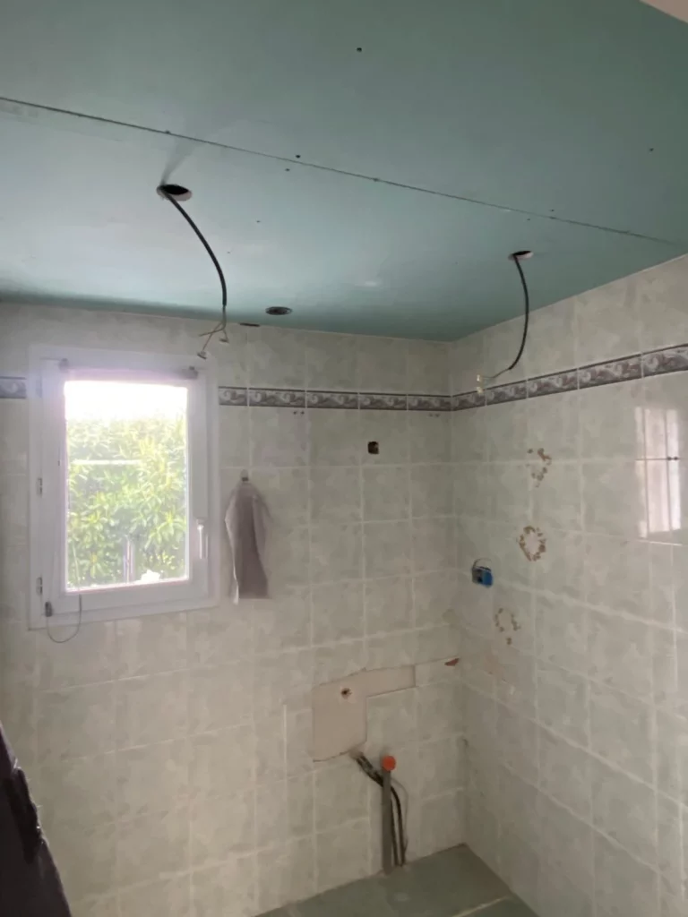 Salle de bain en démolition avant rénovation placo et carrelage à Gaillard