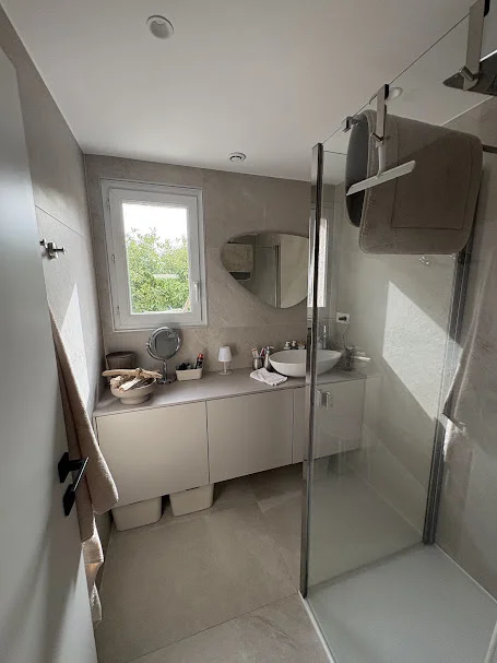 Salle de bain rénovée avec douche italienne et carrelage à Gaillard
