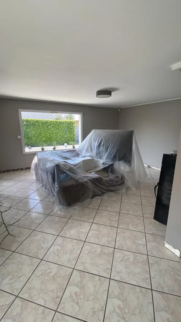 Canapé bâché pour protection pendant rénovation placo et carrelage à Gaillard