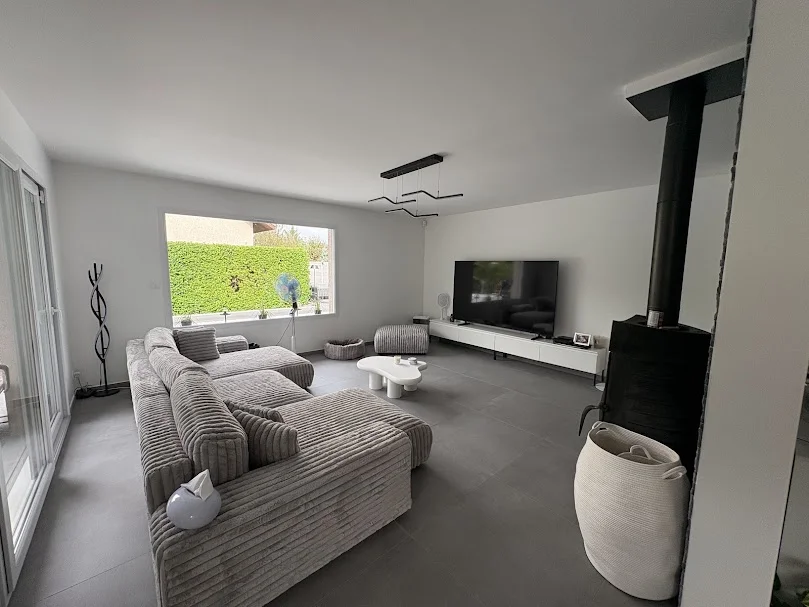 Salon rénové avec poêle à bois et carrelage gris à Gaillard