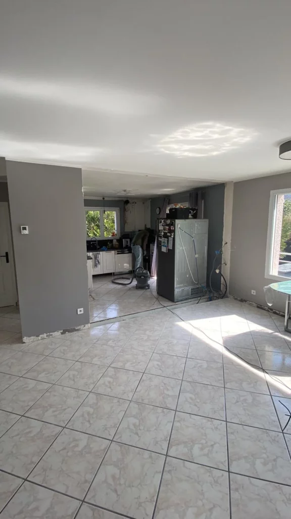 Séjour ouvert en travaux pendant rénovation placo et carrelage à Gaillard