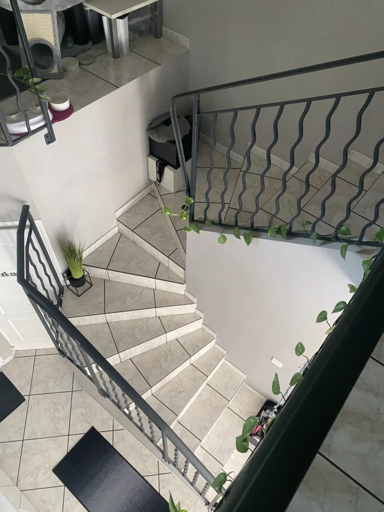 Vue plongeante sur escalier carrelé après rénovation à Gaillard