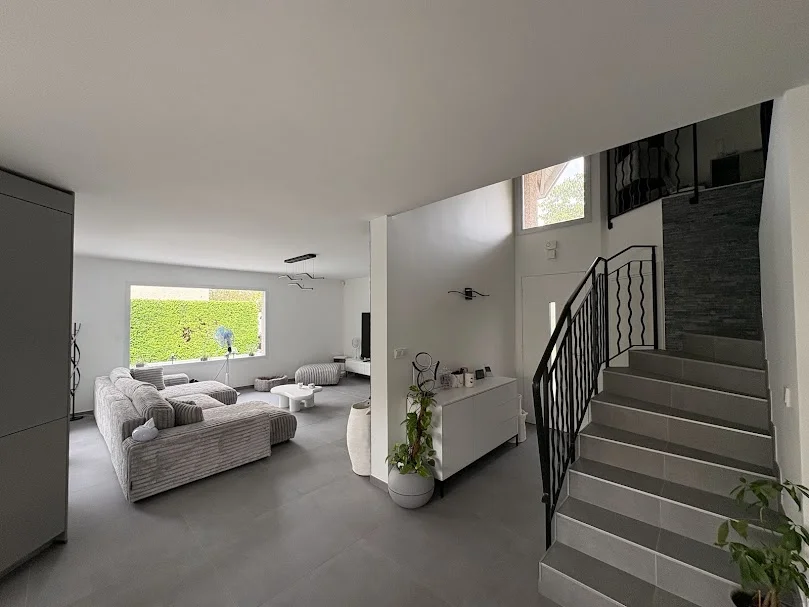 Salon et escalier rénovés, carrelage gris et placo blanc à Gaillard
