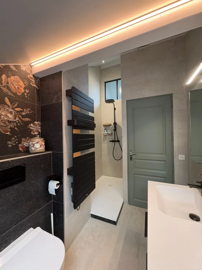 Rénovation d'une salle de bain à Fessy : sèche-serviette noir à lattes et douche à l'italienne après travaux