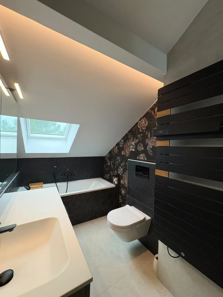 Rénovation d'une salle de bain à Fessy : vue d'ensemble après travaux avec velux, baignoire et meuble vasque